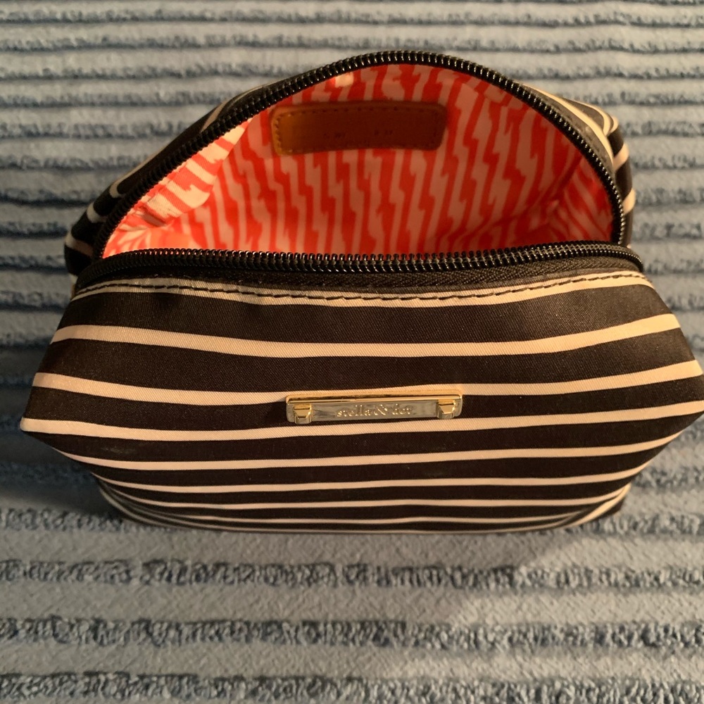 Stella & Dot Puff Black & White